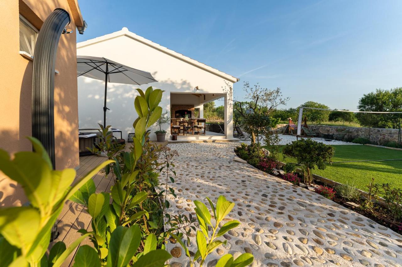Holiday Home - Villa Thorak Anić Buitenkant foto