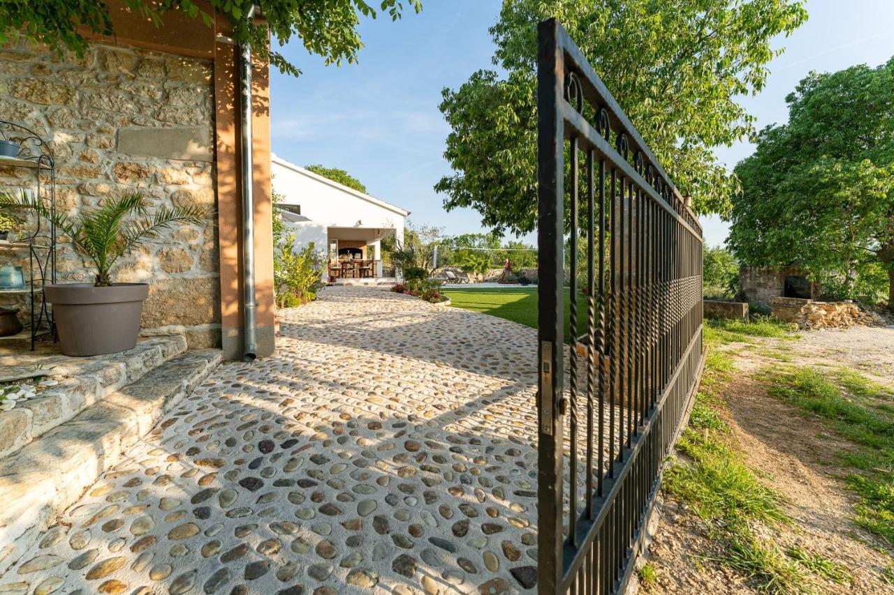 Holiday Home - Villa Thorak Anić Buitenkant foto