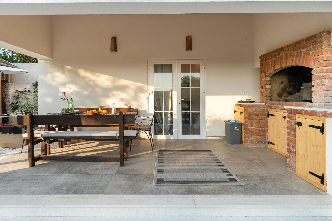 Holiday Home - Villa Thorak Anić Buitenkant foto