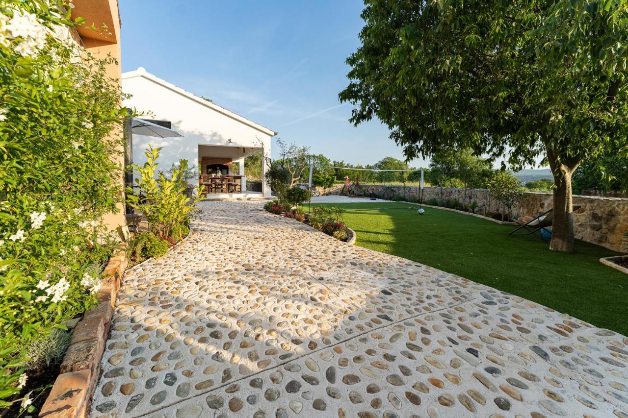 Holiday Home - Villa Thorak Anić Buitenkant foto